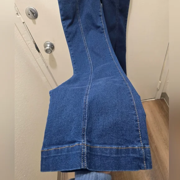 Vintage-Style Dark Wash Flare Jeans - Picture 5 of 12